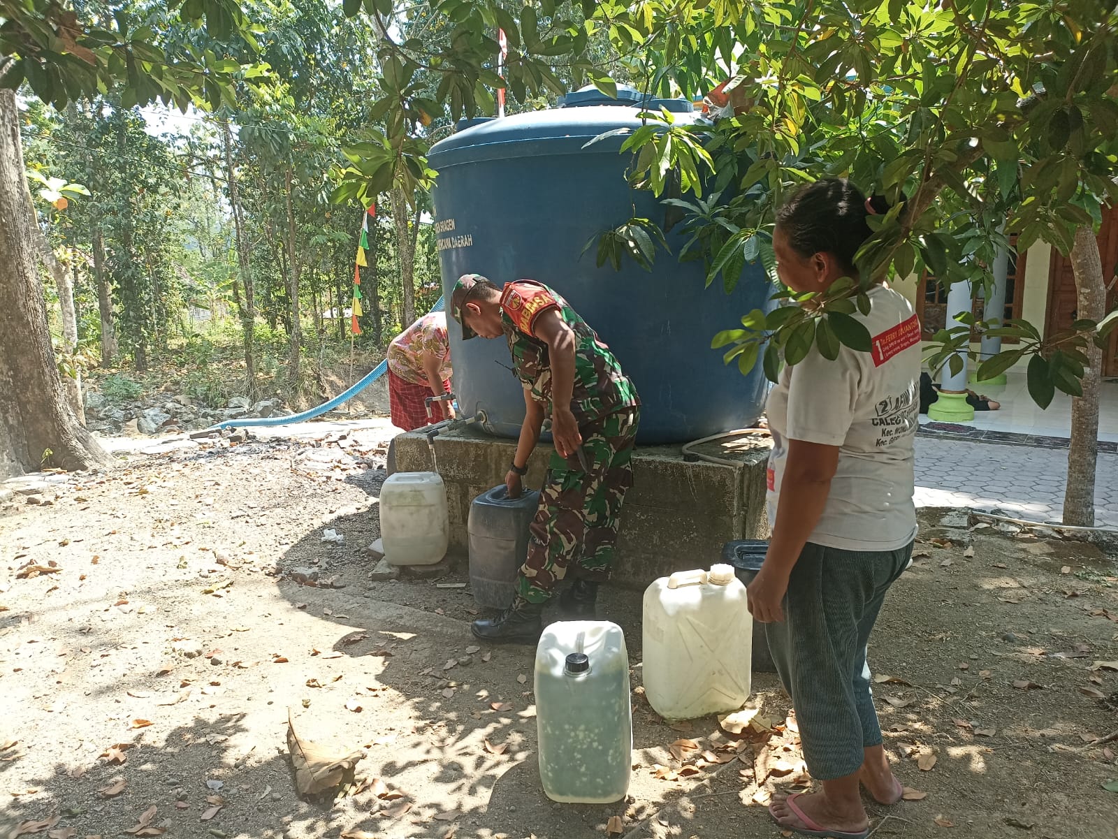 Babinsa dan BPBD Gerak Cepat Salurkan 10 Ribu Liter Air Bersih kepada Masyarakat