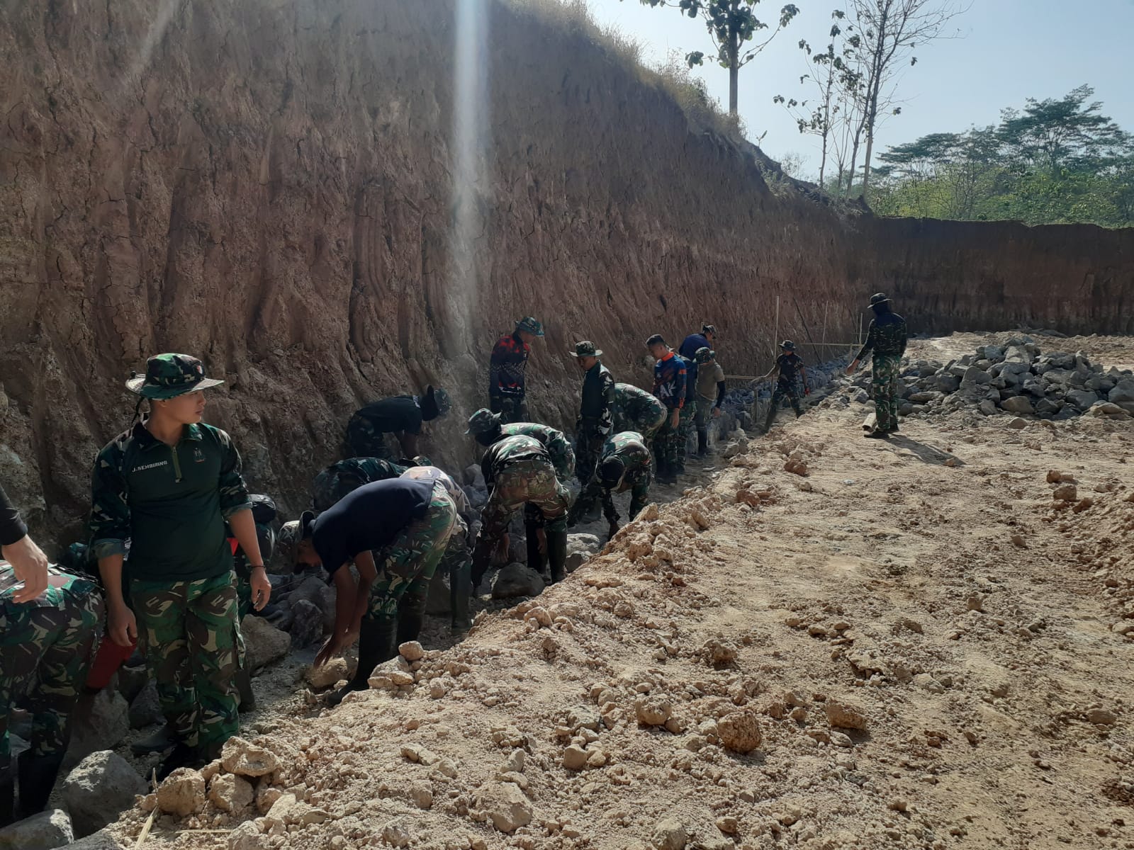 Banyak Sasaran Fisik, Satgas Dan Warga Kebut Talud Lapangan Desa Rejosari