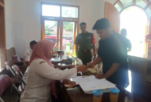 Bentuk Sinergitas Dengan Aparat Pemerintah Desa, Babinsa Koramil 19/Purwantoro Berikan Pendampingan Penyaluran BLT-DD