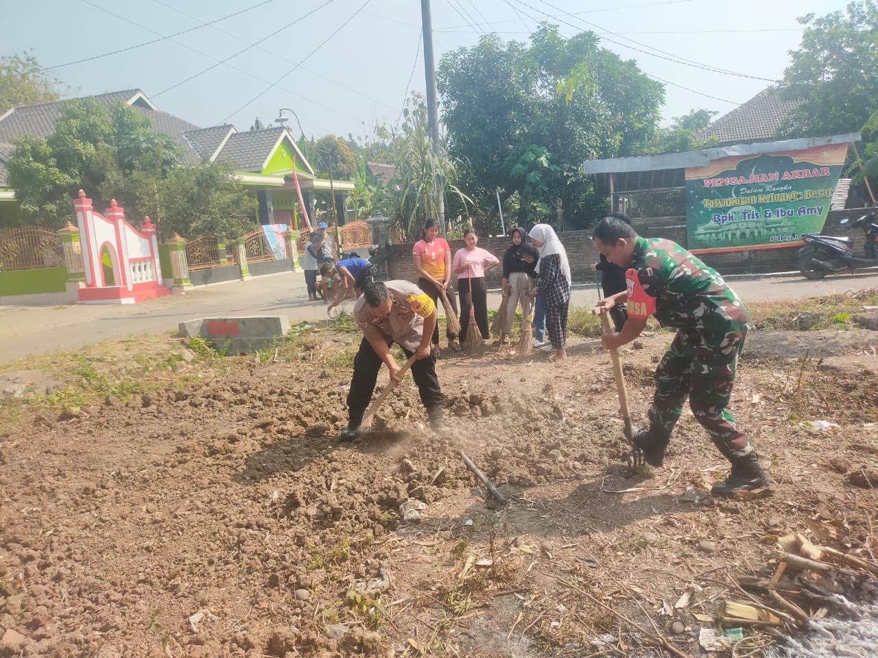 Bersama Pemuda, Babinsa Bantu Pembuatan Lapangan Bola Voli