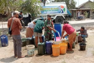 Kompak, Kodim Bojonegoro bersama Koramil dan Pemdes Kasiman salurkan 25 ribu Liter Air Bersih