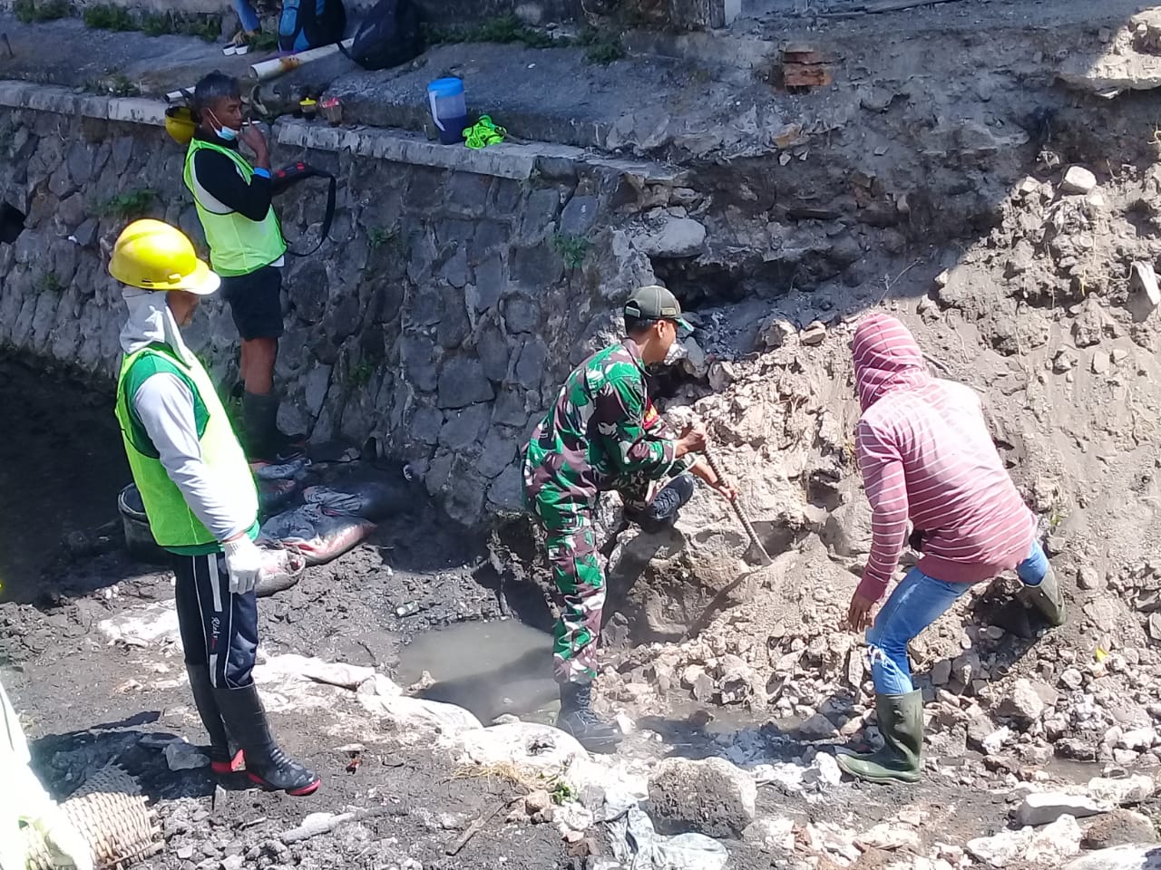 Cegah Terjadinya Longsor, Babinsa Keprabon Kerja Bakti Bersama Warga Perbaiki Talud Sungai Thoklo