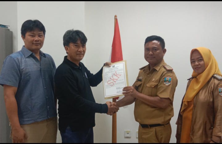 DPC komite wartawan Indonesia perjuangan(KWIP) pesibar resmi terima SKK dari kesbangpol.