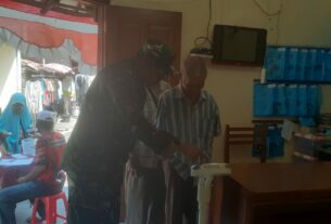 Dampingi Posyandu, Bukti Nyata Babinsa Koramil 04/Jebres Peduli Kesehatan Warganya Terutama Lansia