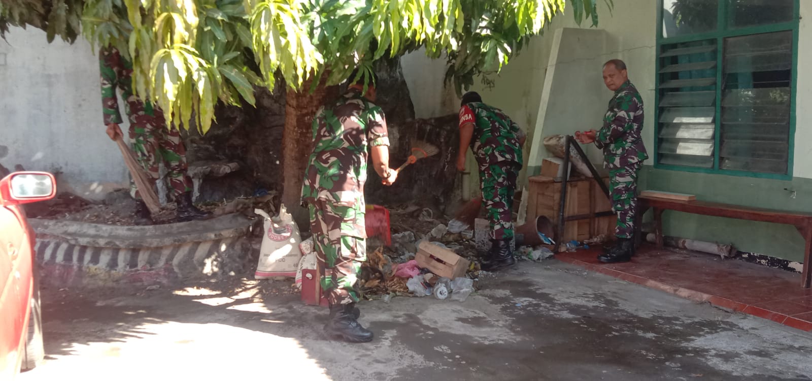 Gercep..!! Danramil 05/Pasar Kliwon Pimpin Anggota Kerja Bakti Bersama Warga