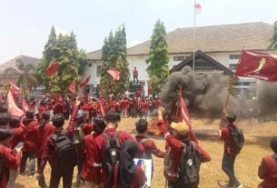 Demo Mahasiswa IMM Lampura diwarnai Aksi saling dorong, Dua Mahasiswa terluka