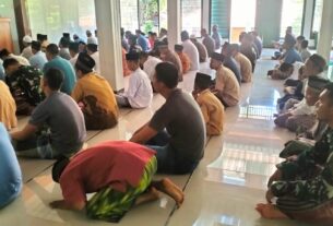 Dihadapkan Padatnya Kegiatan, Satgas TMMD Reguler 118 Kodim 0728/Wonogiri Tetap Menunaikan Kewajiban Sholat Jum'at