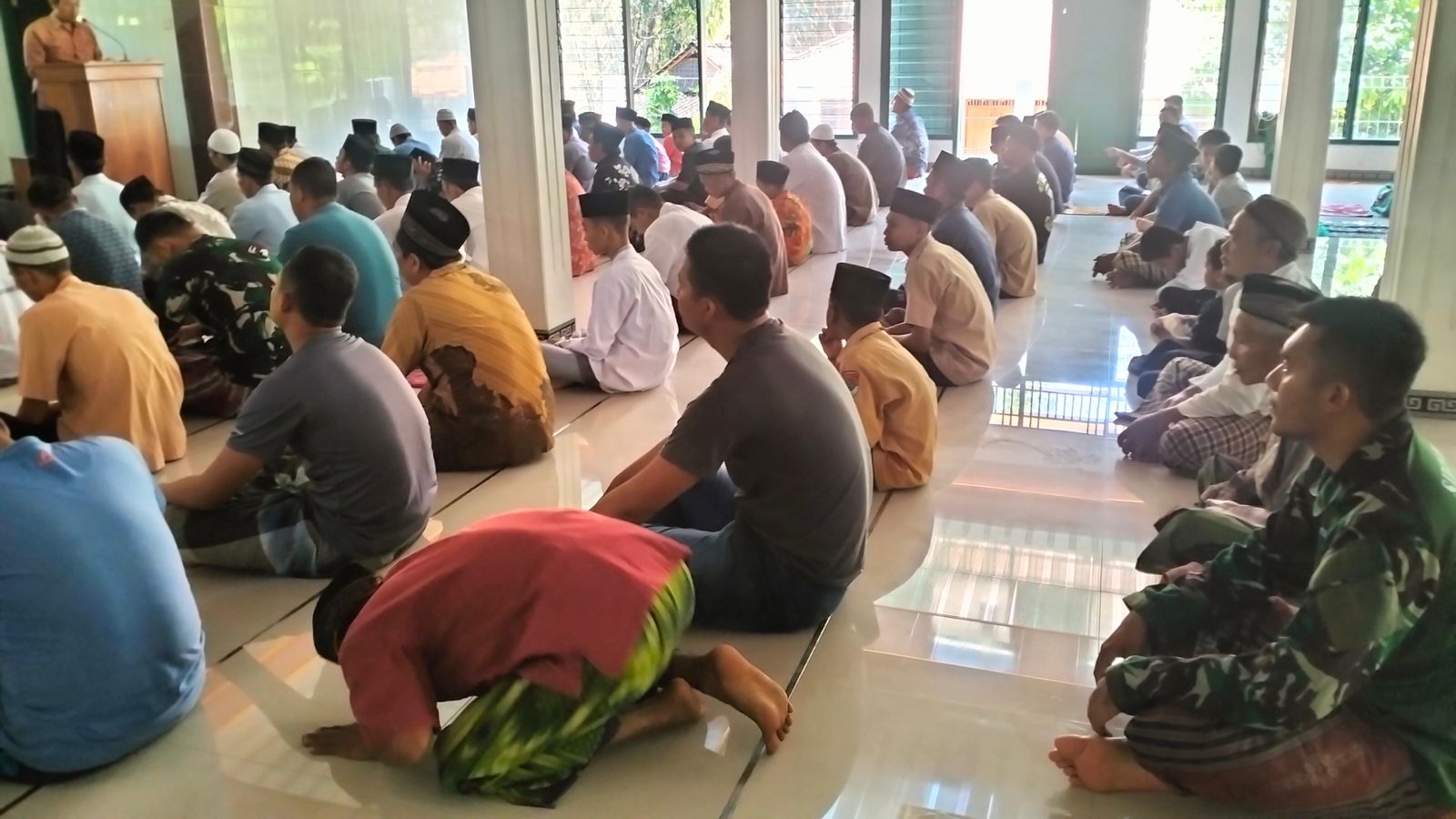 Dihadapkan Padatnya Kegiatan, Satgas TMMD Reguler 118 Kodim 0728/Wonogiri Tetap Menunaikan Kewajiban Sholat Jum'at