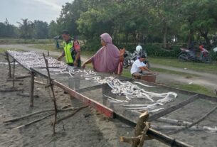 Genjot Perekonomian Nelayan, Babinsa Koramil 07/Johan Pahlawan Bantu Warga Jemur Ikan Asin