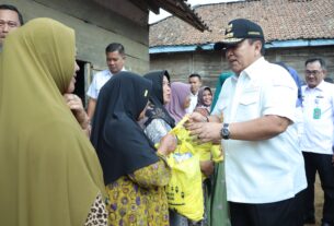 Gubernur Arinal Beri Bantuan Kursi Roda kepada Warga Disabilitas dan Lansia di Kecamatan Ulu Belu Tanggamus