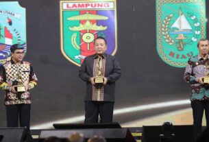 Gubernur Arinal Raih Penghargaan Daerah Peduli Pengembangan UMKM dan Potensi Sumber Daya Lokal pada Acara HUT KompasTV ke-12
