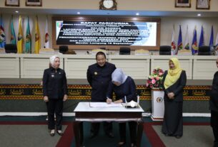 Gubernur Lampung Arinal Djunaidi dan Pimpinan DPRD Tandatangani Raperda Perubahan APBD Provinsi Lampung Tahun Anggaran 2023