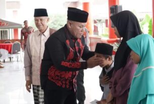 Hadiri Pengajian Peringatan 1 Muharam 1445 H, Bupati Lamsel Santuni Anak Yatim