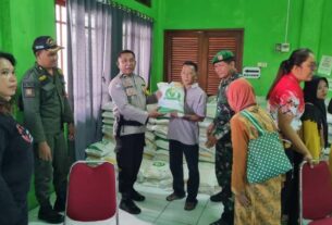 Harga beras Melonjak, Babinsa Kelurahan Tipes dampingi Distribusi Beras dari Bulog