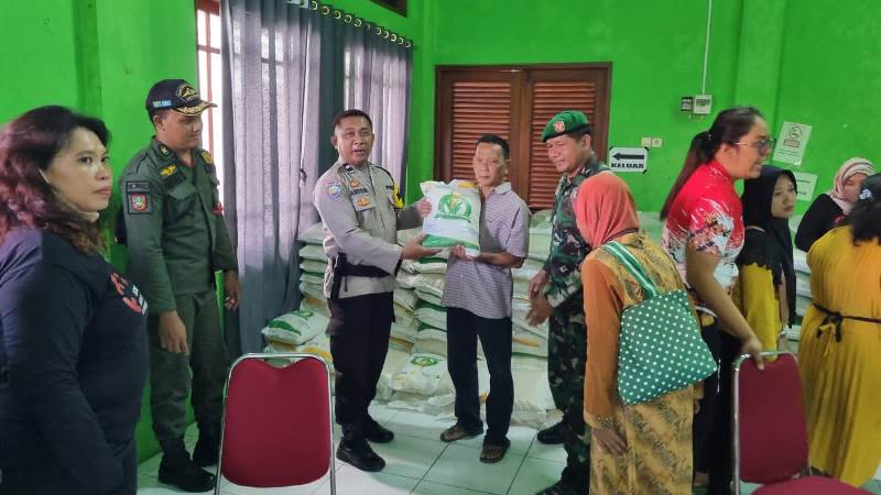 Harga beras Melonjak, Babinsa Kelurahan Tipes dampingi Distribusi Beras dari Bulog