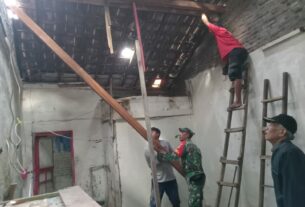 Ikhlas Tanpa Pamrih, Babinsa Kelurahan Nusukan Bantu Renovasi Rumah Warga