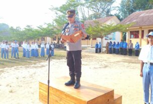 Kanit Binkamsa Sat Binmas Ipda Aprizal, Jadi Pembina Upacara Di SMA Negri 3 Tumijajar.