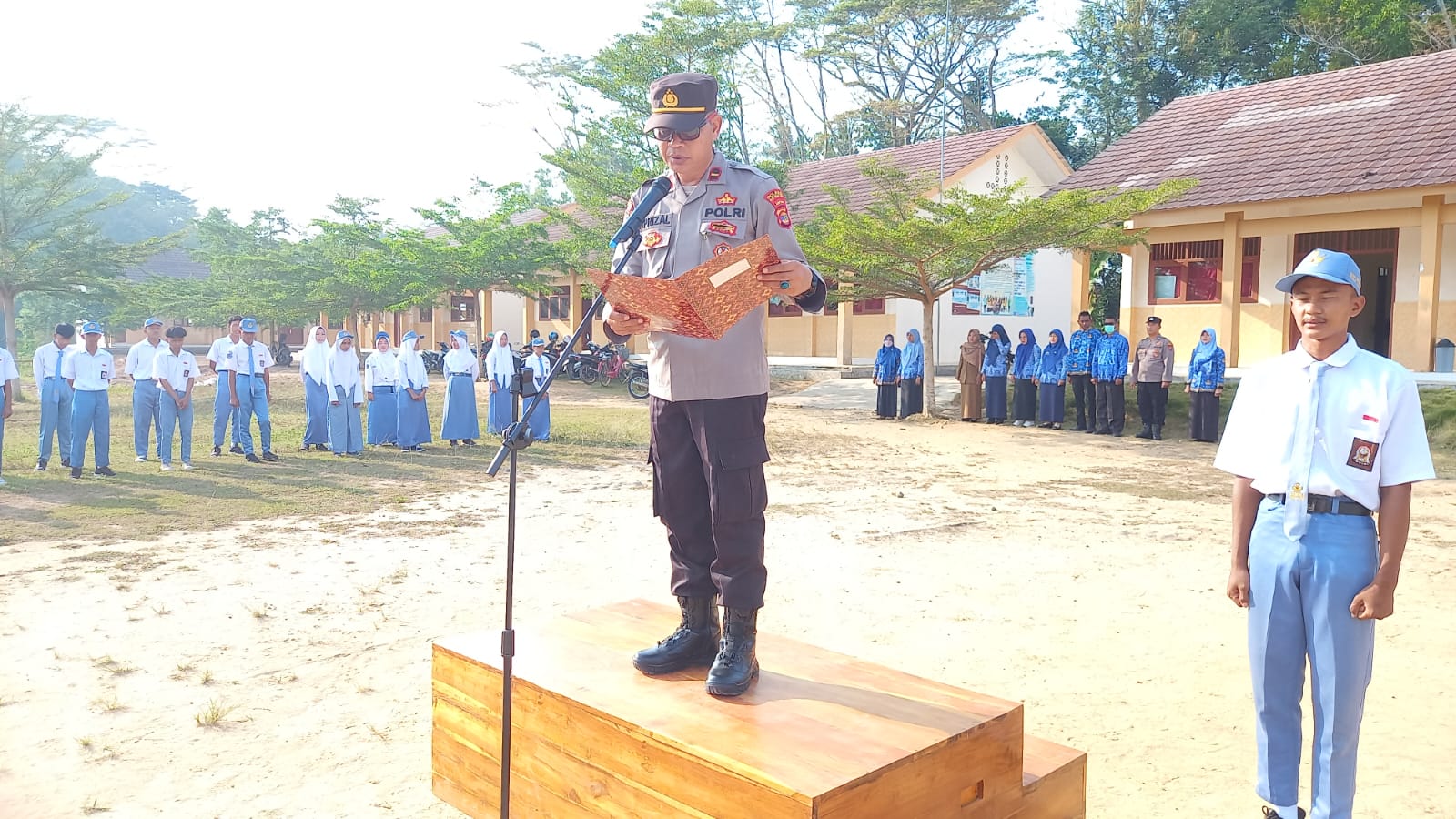 Kanit Binkamsa Sat Binmas Ipda Aprizal, Jadi Pembina Upacara Di SMA Negri 3 Tumijajar.