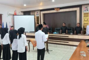 Ketua KPU Kabupaten Way Kanan lantik 5 orang Pengganti Antar Waktu (PAW) anggota Panitia Pemungutan Suara (PPS) pada Pemilu 2024