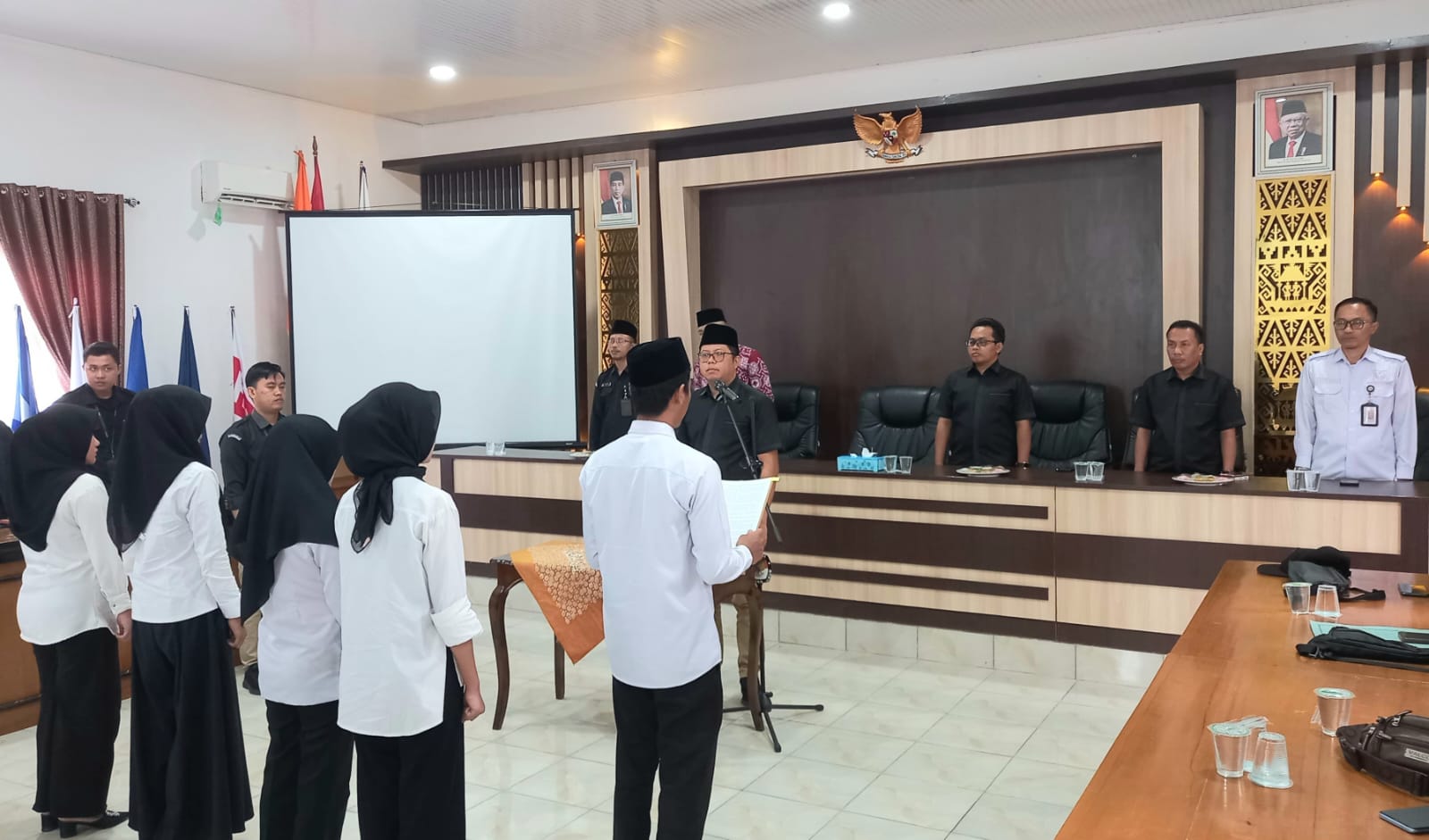 Ketua KPU Kabupaten Way Kanan lantik 5 orang Pengganti Antar Waktu (PAW) anggota Panitia Pemungutan Suara (PPS) pada Pemilu 2024