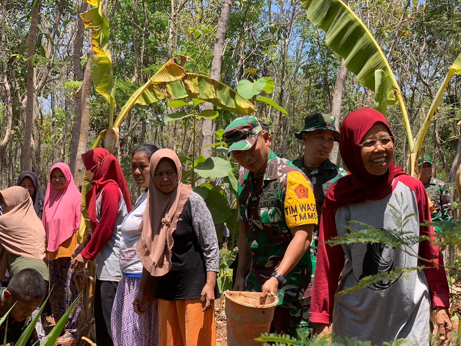 Ketua Tim Wasev PJO TMMD Reguler Ke-118 Tak Segan Bantu Angkat Adonan Semen Di Lokasi Sasaran Fisik