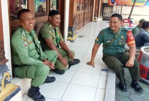 Komsos Bersama Linmas, Jadikan Hubungan Kerja Antara Babinsa Dan Aparat Kelurahan Semakin Solid