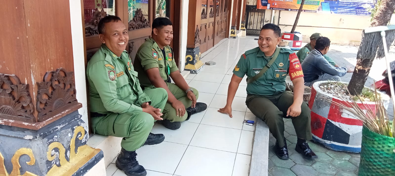 Komsos Bersama Linmas, Jadikan Hubungan Kerja Antara Babinsa Dan Aparat Kelurahan Semakin Solid