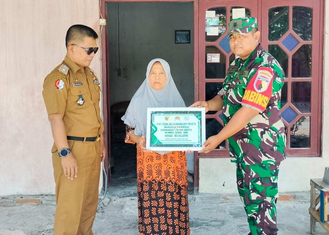 Listrik Gratis dari Babinsa Kodim Bojonegoro, Kado Indah TNI untuk Sulastri