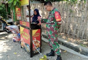 Majukan UMKM, Babinsa Sumber Berikan Motivasi Dan Pengarahan Kepada Penjual Bola Telur