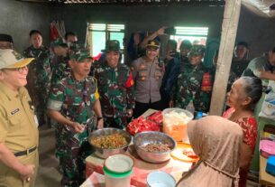 Mampir Ke Dapur Umum Satgas, Tim Wasev PJO TMMD Reguler 118 Cicipi Masakan Kampung