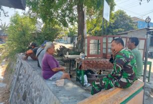 Melalui Anjangsana,Babinsa Kelurahan Pajang Jalin Silaturahmi Dengan Warga