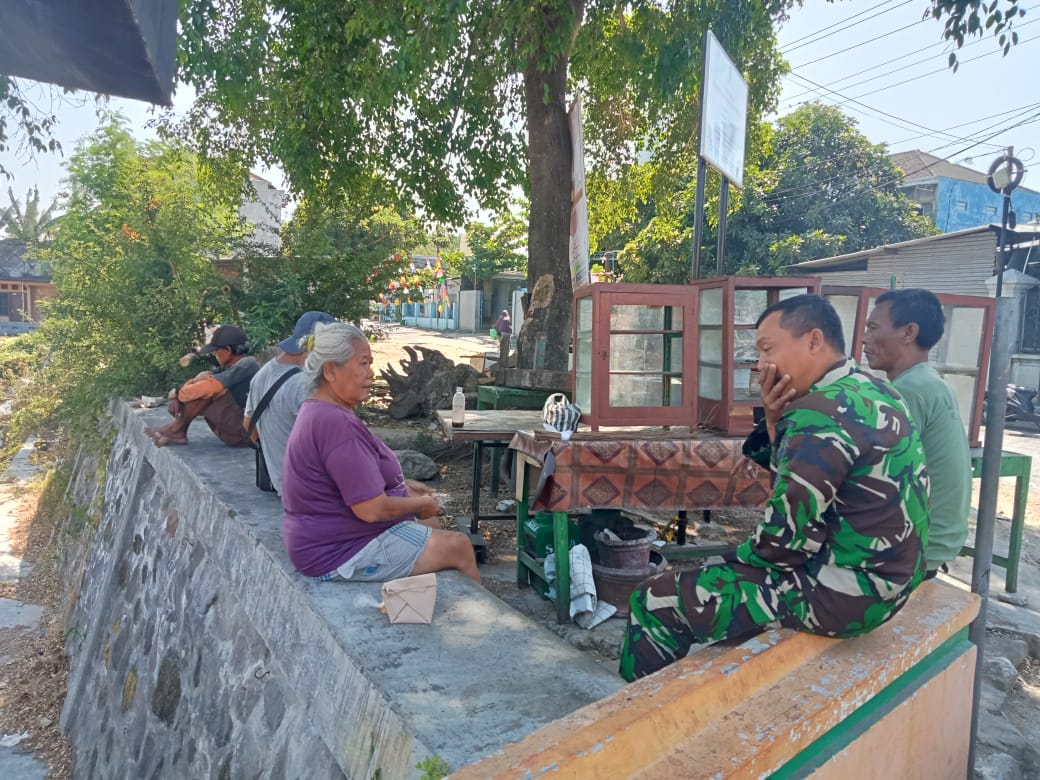 Melalui Anjangsana,Babinsa Kelurahan Pajang Jalin Silaturahmi Dengan Warga