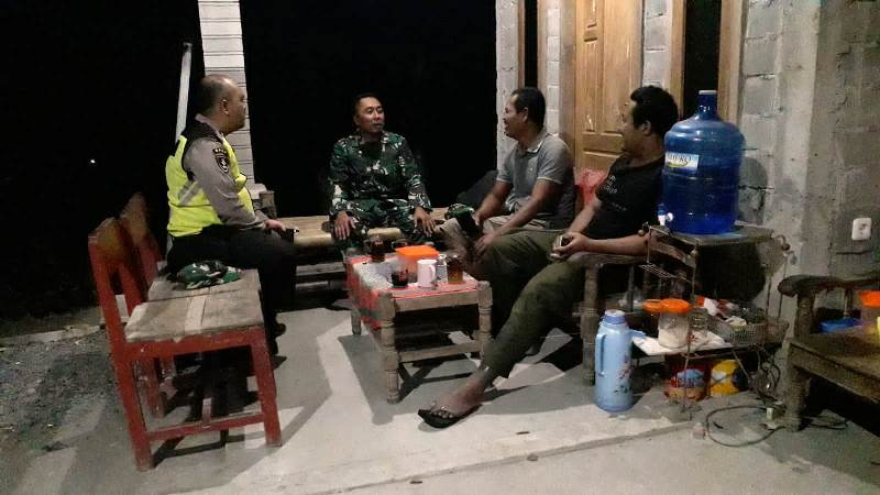 Patroli Sinergitas TNI-Polri Di Manyaran Diselingi Komsos Dengan Warga