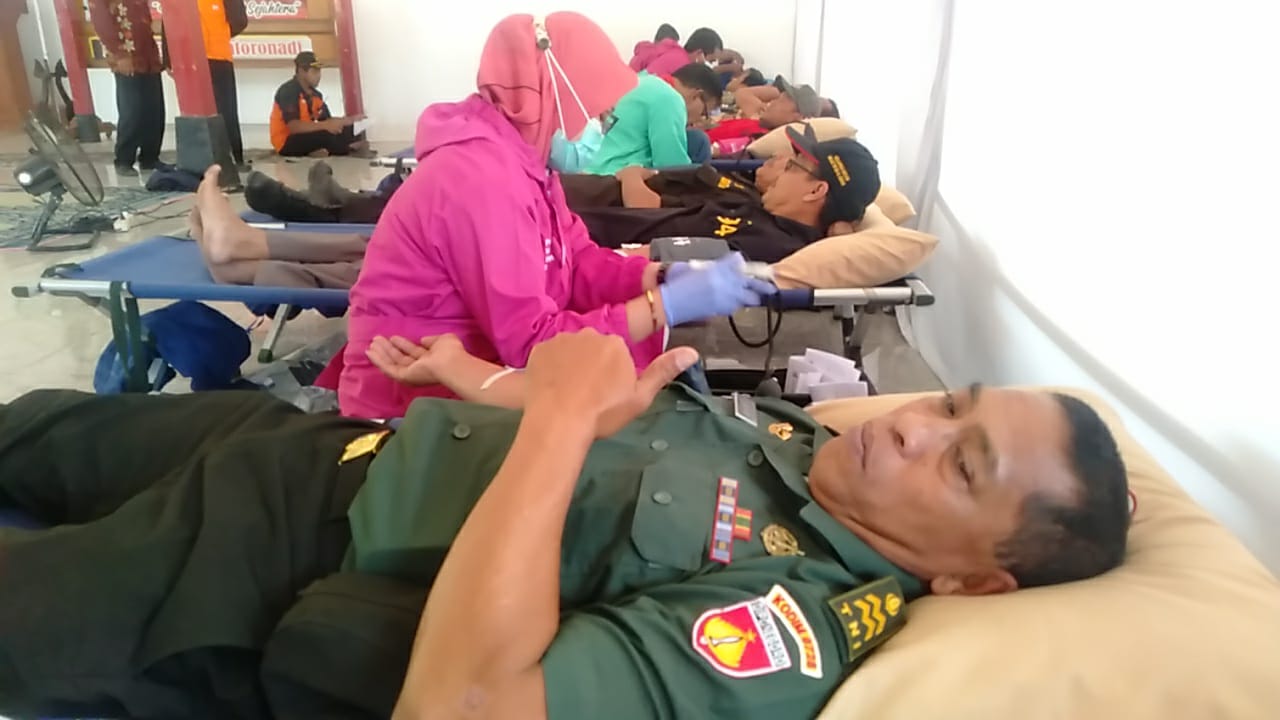 Peduli Sesama, Babinsa Koramil 04/Nguntoronadi Ikut Sumbangkan Darah