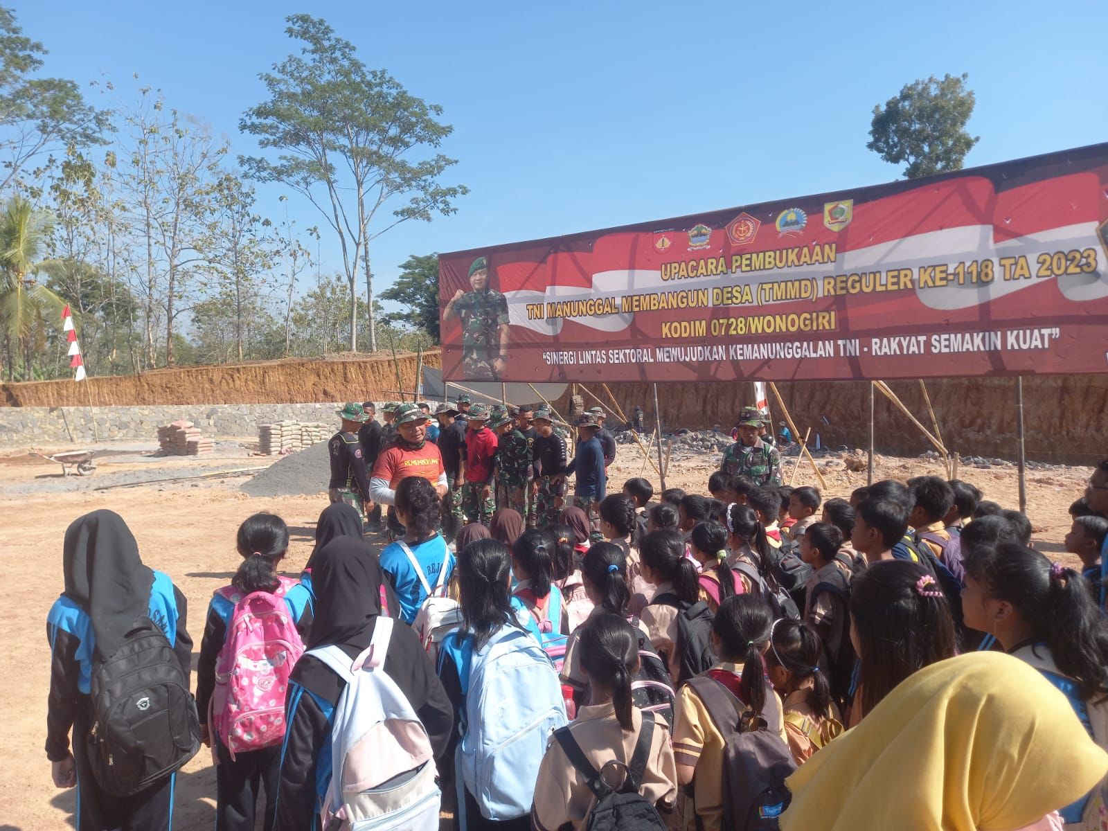Penasaran, Siswa-Siswi SDN 2 Rejosari Datangi Satgas Dilokasi TMMD