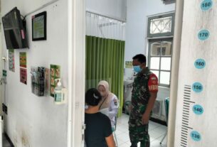 Peran Serta Babinsa Jayengan Dalam Kegiatan Pelayanan KB di UPT Puskesmas Jayengan.