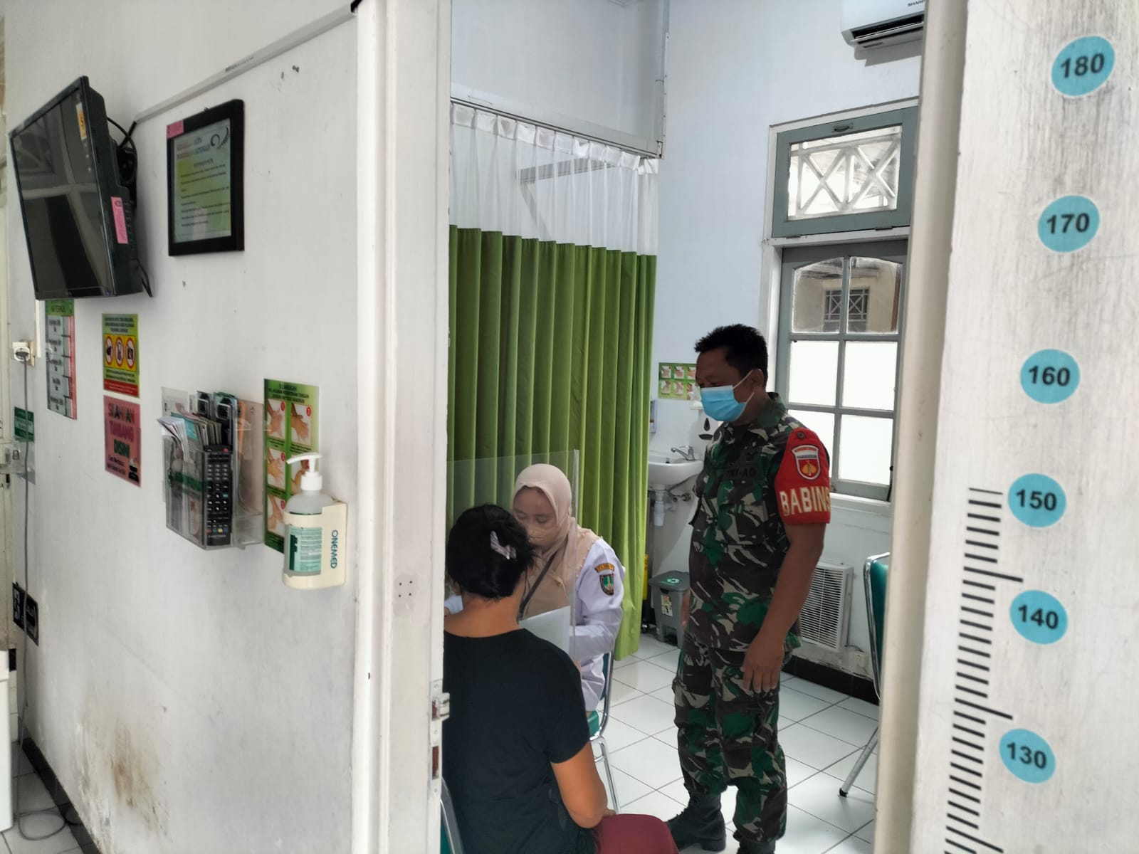 Peran Serta Babinsa Jayengan Dalam Kegiatan Pelayanan KB di UPT Puskesmas Jayengan.