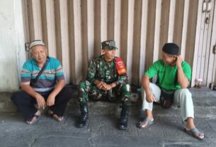 Pererat Komunikasi Sambil Berpatroli, Babinsa Sudiroprajan Sambangi Warga Binaan