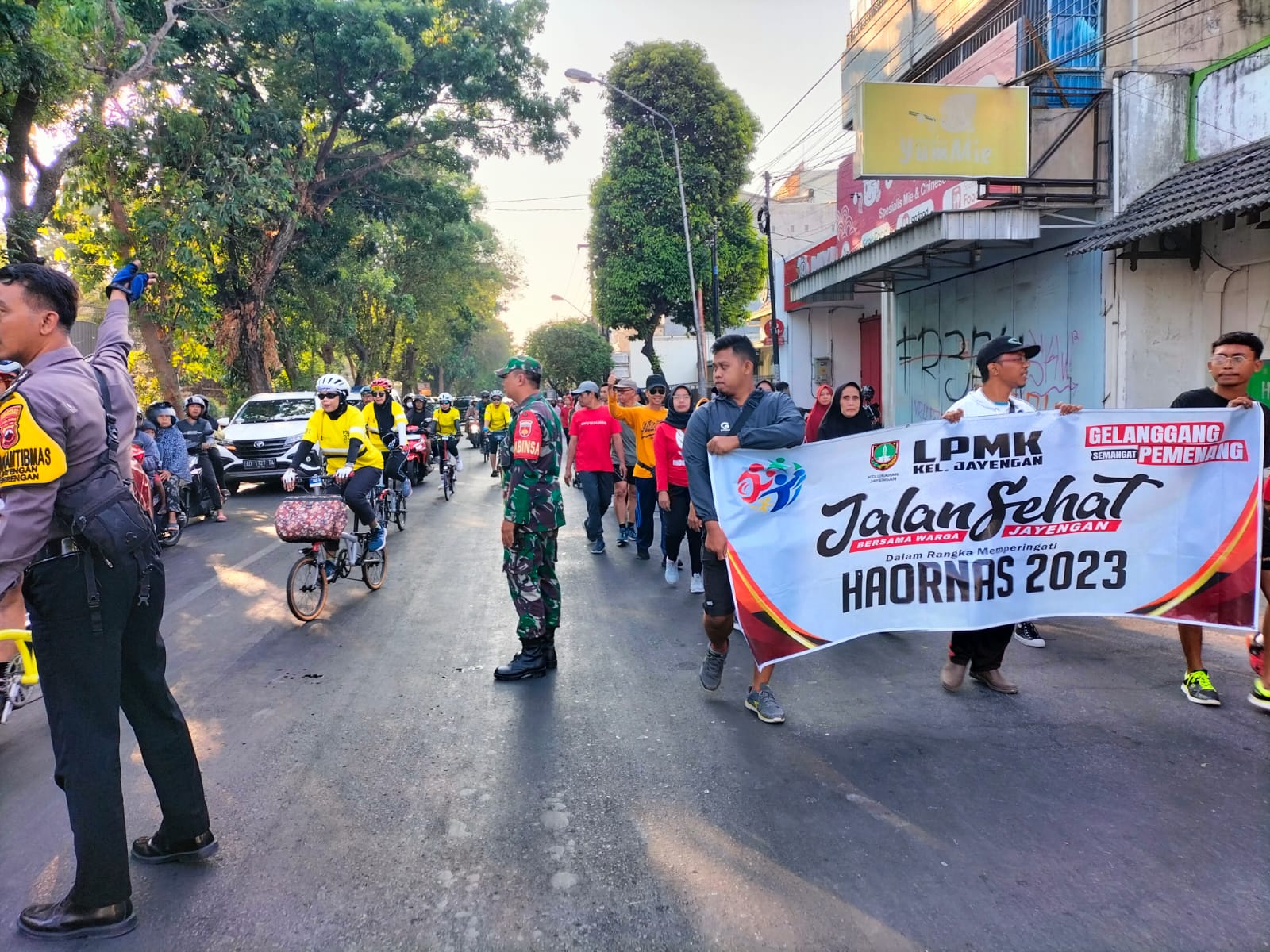 Peringati Haornas Tahun 2023 Kelurahan Jayengan Adakan Jalan Sehat
