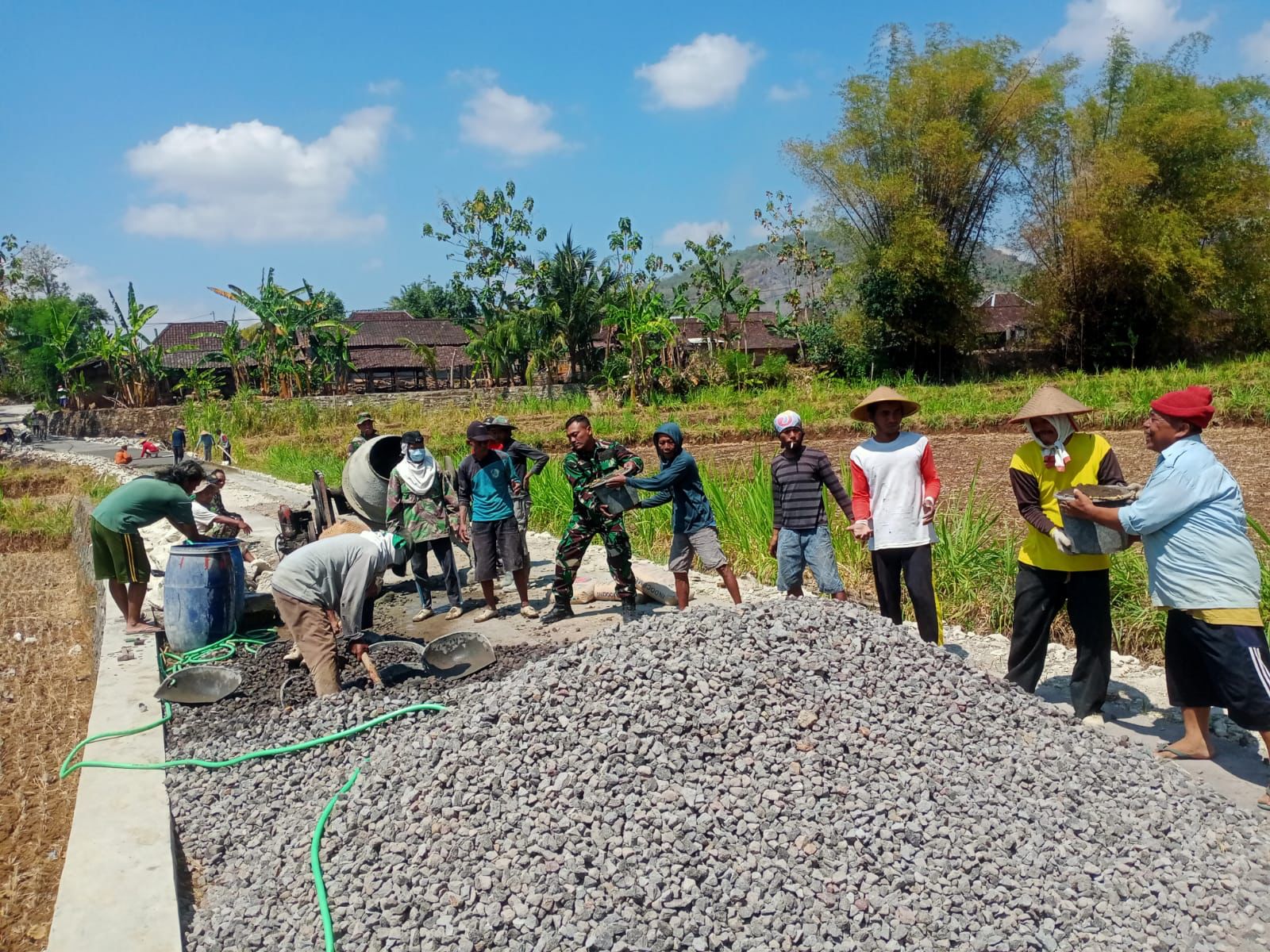 Perlancar Transportasi, Danramil 11/Manyaran Pimpin Karya Bakti Pengecoran Jalan