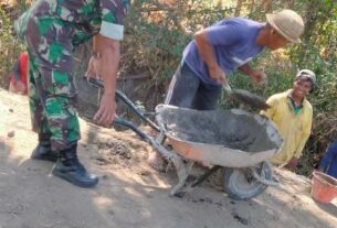 Permudah Jalur Perekonomian, Babinsa Ikut Gotong Royong Perbaikan Jalan
