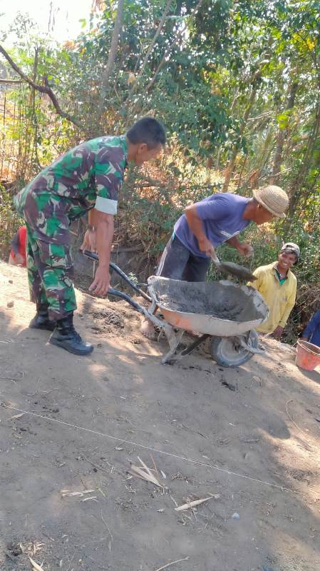 Permudah Jalur Perekonomian, Babinsa Ikut Gotong Royong Perbaikan Jalan