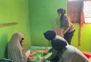 Polwan Peduli Kemanusian Gelar Bansos Bagikan Paket Sembako di Way Kanan
