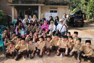 Riana Sari Arinal Beri Bantuan Sembako Program Siger kepada Warga Suka Harum Batu Putuk Teluk Betung Barat, Bandar Lampung