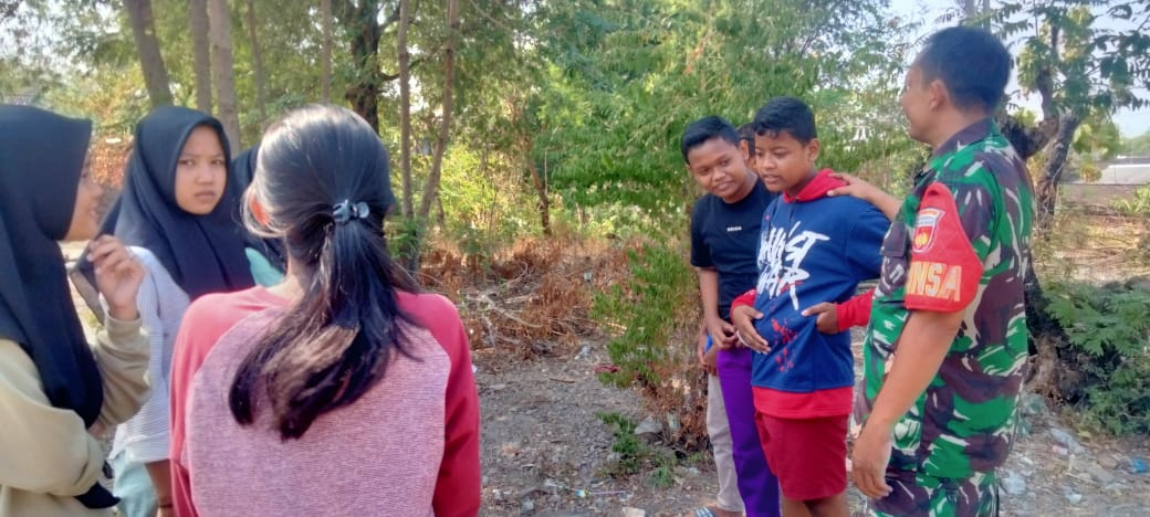 Sambangi Warga, Babinsa Kelurahan Jebres Berikan Himbauan Kamtibmas
