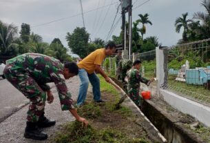 Sambut HUT TNI Ke - 78, Kodim 0105/Abar Gelar Karya Bakti Bersihkan Taman Makam Pahlawan