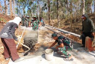 Semangat dan Gairah Satgas TMMD Reguler 118 di lokasi Pengecoran jalan