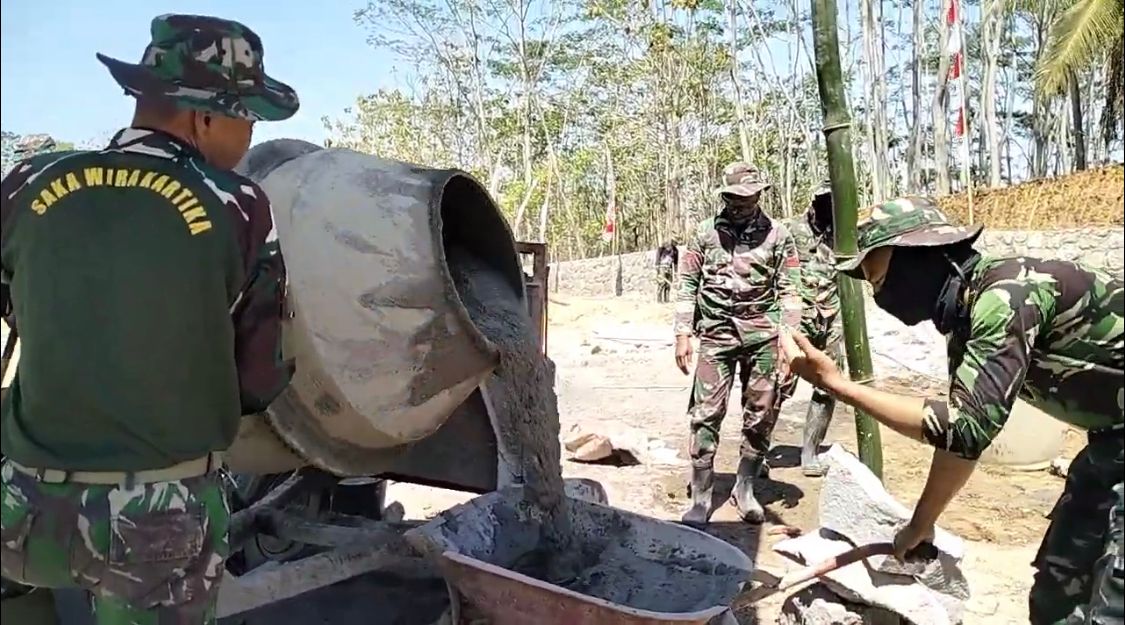 Serba Bisa, Satgas TMMD Reguler 118 juga Mahir Operasikan Mesin Molen