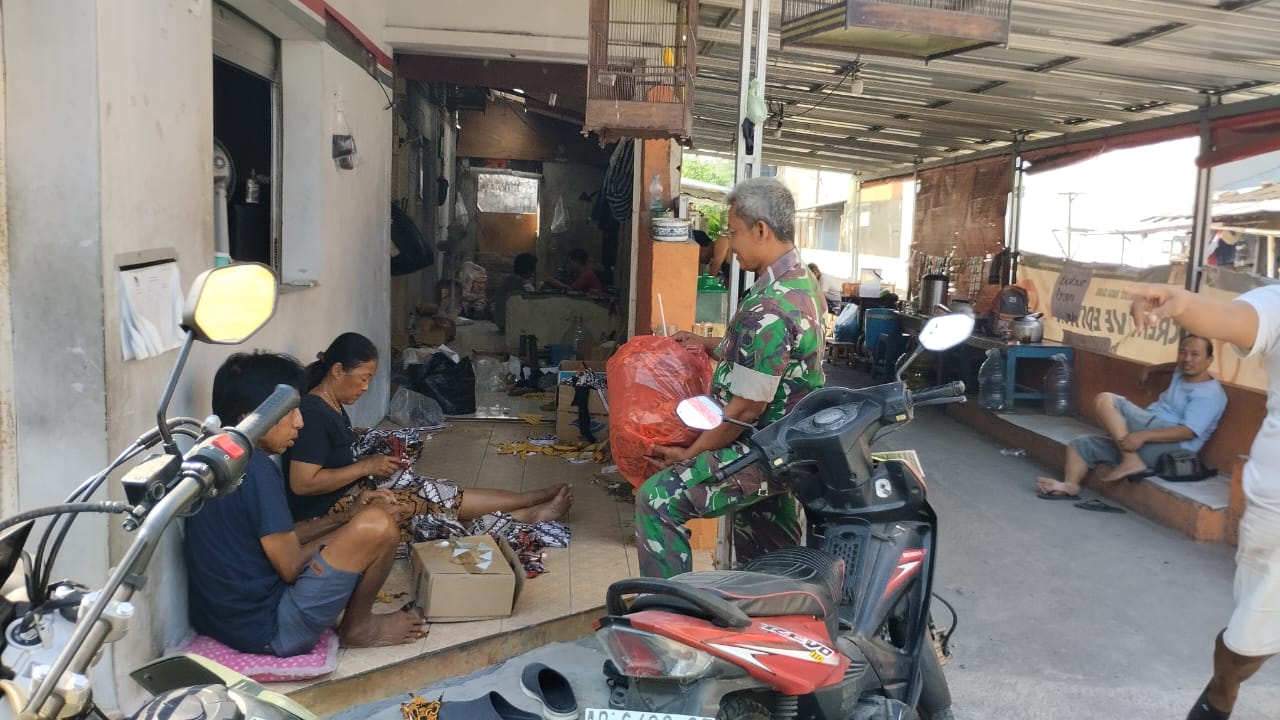 Serka Aris Beri Motivasi & Pendampingan Pelaku UMKM Pengrajin Blangkon
