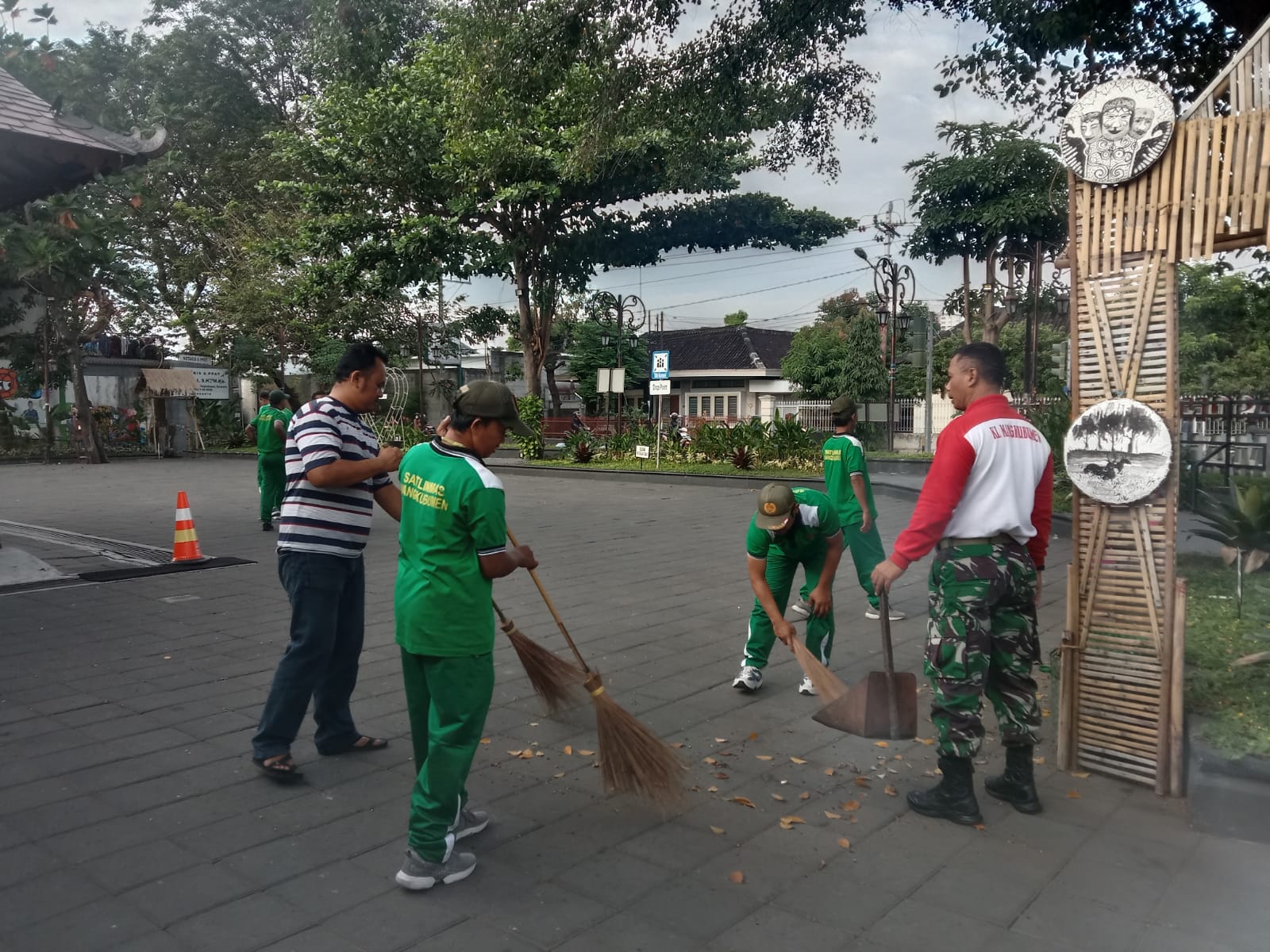 Taman Sasono Krida Menjadi Sasaran Kerja Bakti Babinsa Kelurahan Mangkubumen, Ini Alasannya